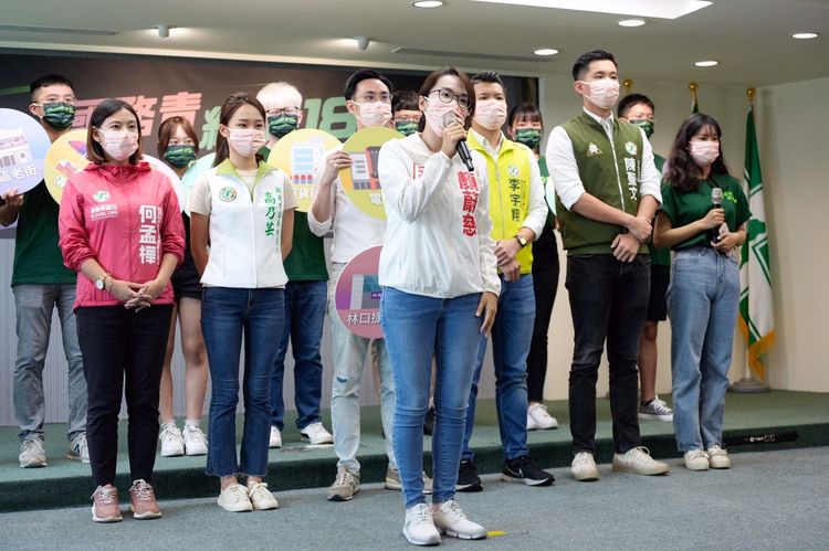  顏蔚慈支持國務青「繽紛18路」行動，呼籲更多朋友支持18歲公民權。民進黨提供