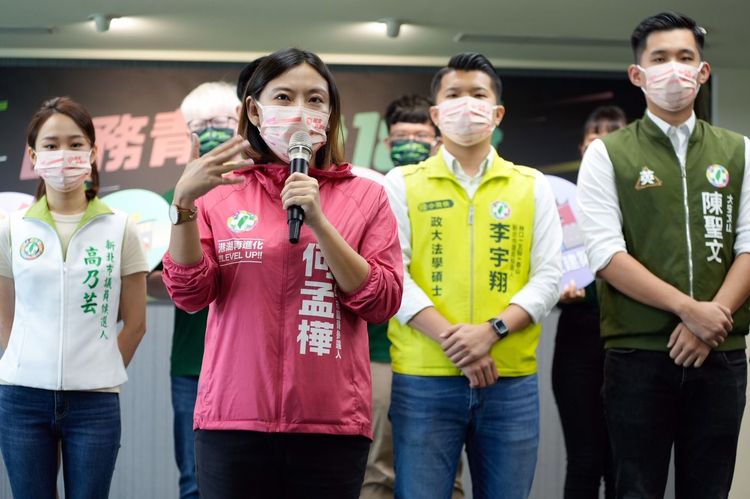  何孟樺要捐出看板，號召民眾支持18歲公民權通過。民進黨提供