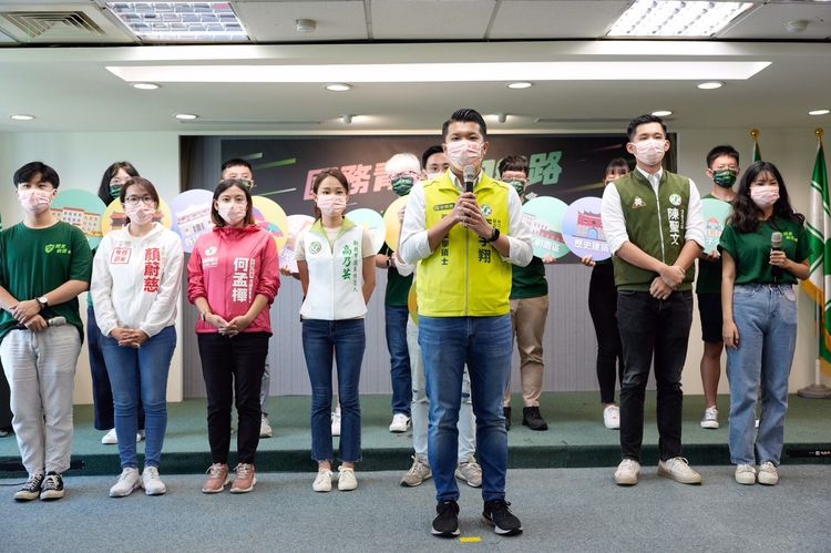  李宇翔呼籲一起呼朋引伴支持18歲公民權。民進黨提供