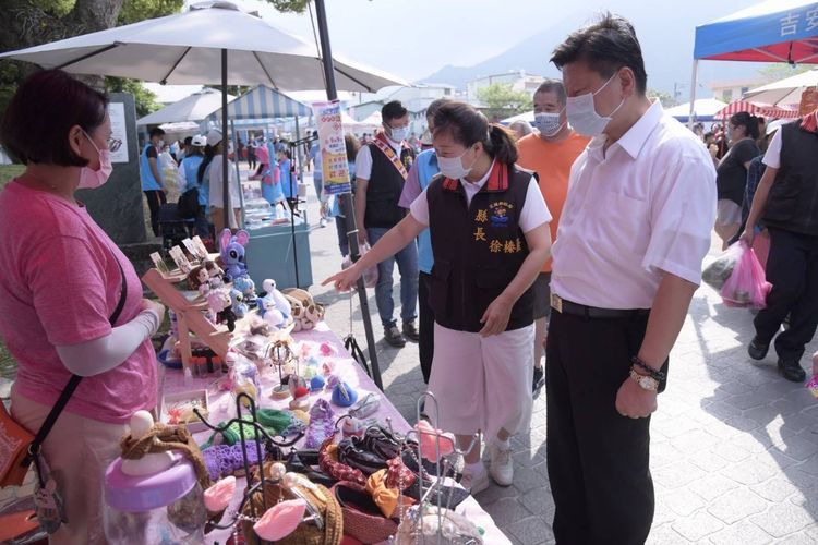 徐榛蔚及傅崐萁夫婦聯袂出席活動。花蓮縣政府提供