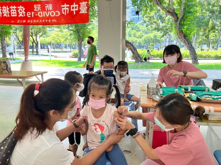 中秋連假期間看診患者明顯暴增近一唄。施勝桓醫師提供