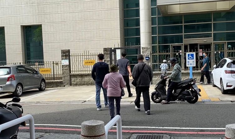 葉男家屬開完庭後離去。民眾提供