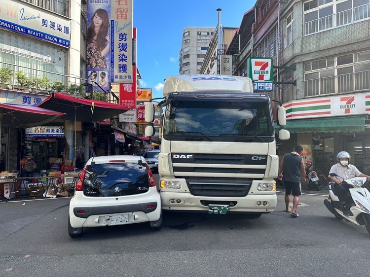 鄭羽凡車遭大貨車從側邊撞擊。千巡影世提供