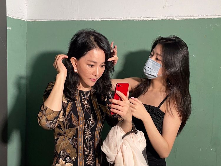 Elisa（右）幫媽媽整理頭髮。邱于庭提供