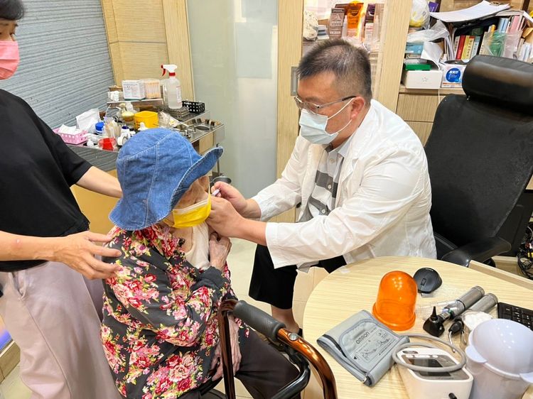 今起65歲以上符合公費流感疫苗接種資格的長者今起可到各醫療院所免費接種疫苗。施勝桓醫師提供