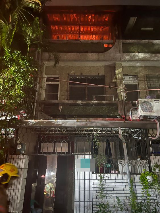 火警發生後，住宅內3人立即逃命。讀者提供