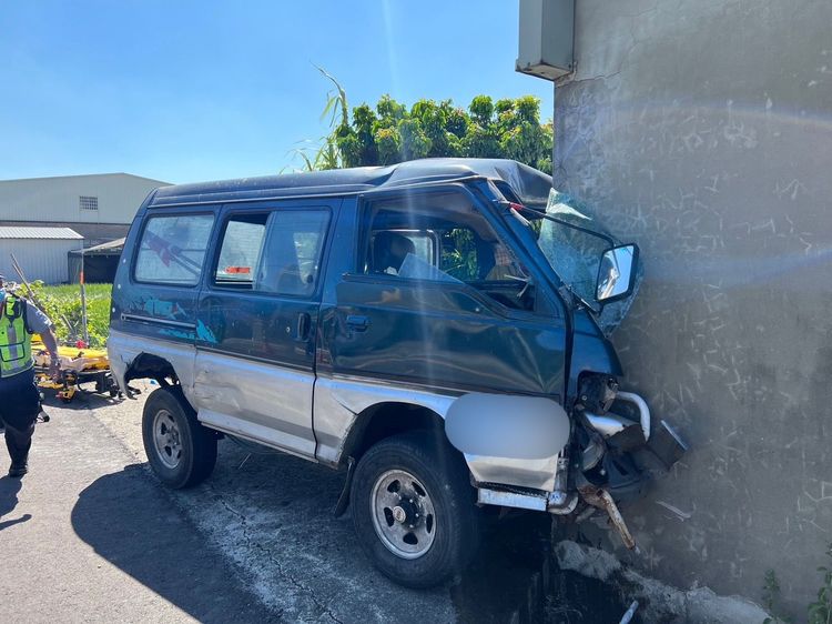 廂型車駕駛酒駕，失控衝到對向民宅，車頭整個吃進民宅樑柱。民眾提供