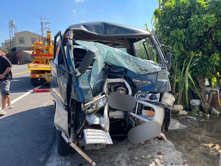 廂型車脫離民宅，車頭嚴重凹陷變形，可見撞擊力道驚人。民眾提供