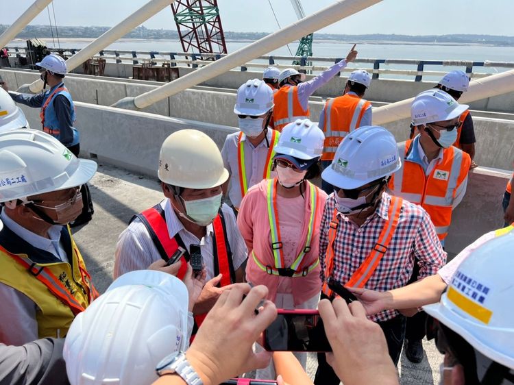 縣議會洪允典議長及議員，今(30)日前往現地勘察金門大橋工程關切最新工程進度。蔡宇凌攝