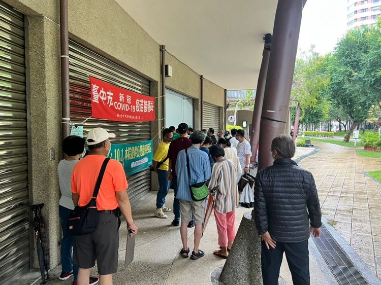 台中一早就下雨，但仍檔不住要打疫苗保護自己與家人的人潮。施勝桓醫師提供