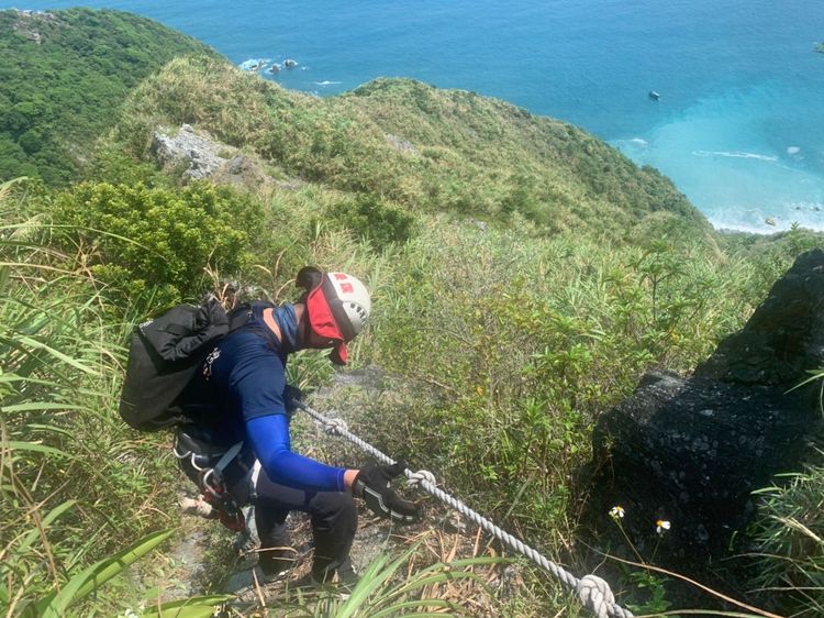蘇澳烏岩角地勢陡峭難行，搜救人員冒險下切。讀者提供