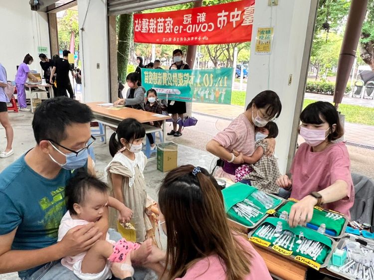 江先生夫妻帶著三個孩子到文心森林公園接種站打疫苗，一家五口打了8劑疫苗，被醫護讚稱「模範防疫家庭！」施勝桓醫師提供