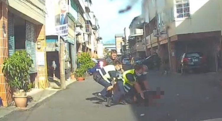 警方以優勢警力壓制當街砍傷2名老嫗的男子。民眾提供