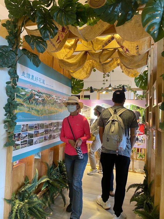 民眾看展。花蓮縣政府提供