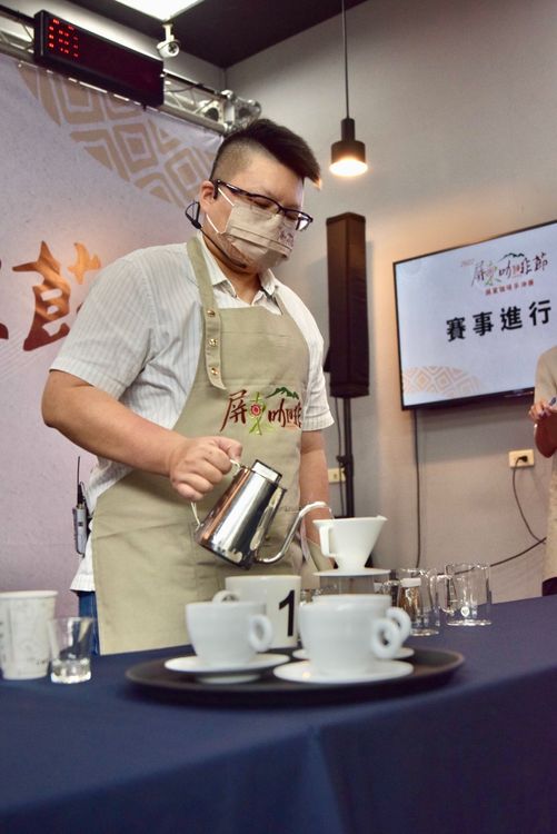 陳琳萱全神專注手沖咖啡。屏東縣政府提供