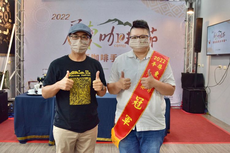 陳琳萱獲得2022屏東咖啡節咖啡手沖賽冠軍。屏東縣政府提供