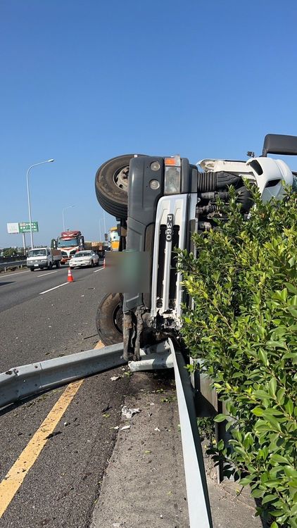 大貨車翻覆傾倒在中央分隔島上。民眾提供