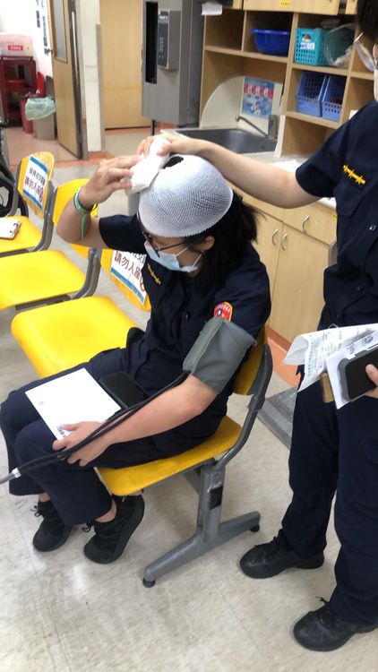 鼎山所女警逮捕毒蟲過程中頭部受傷，幸好就醫後無大礙。讀者提供