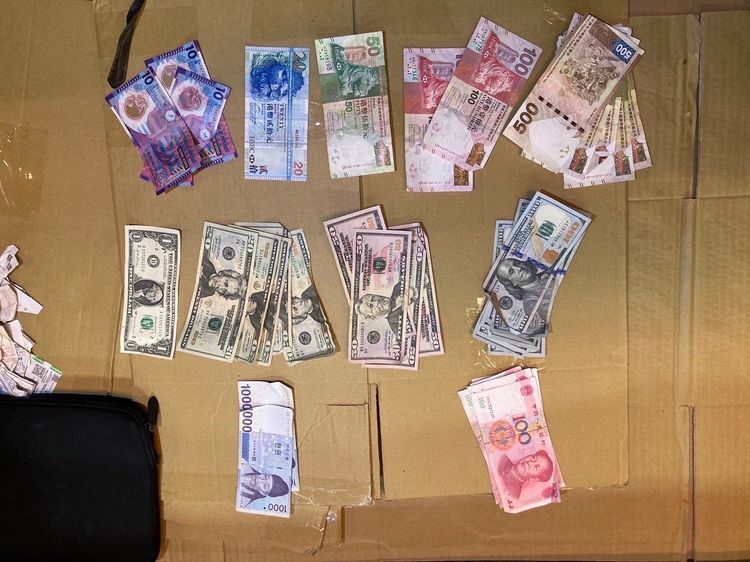 邱女得手的各國鈔票。翻攝畫面