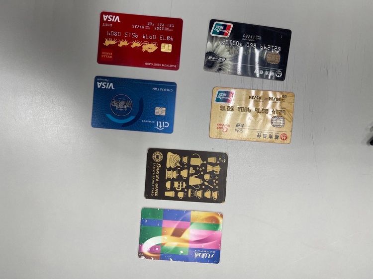 邱女偷竊錢包，也得手不少信用卡。翻攝畫面