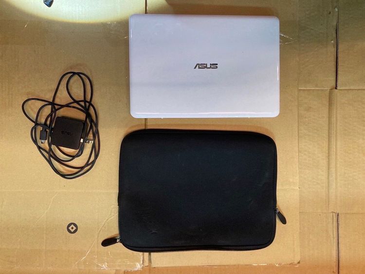 邱女也得手筆記型電腦。翻攝畫面