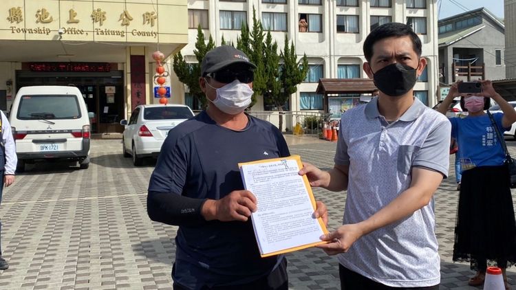 抗議民眾向池上鄉公所遞交陳情書表決心。民眾提供
