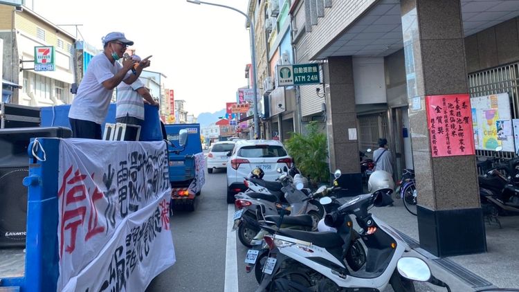 台東池上民眾上街抗議台糖將在當地設置光電園區。民眾提供