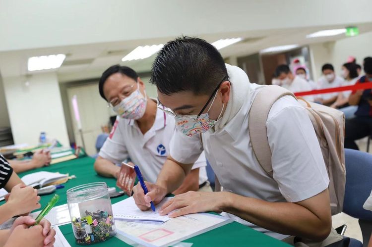 國民黨籍謝國樑今午前往選委會，登記參選基隆市長。翻攝畫面