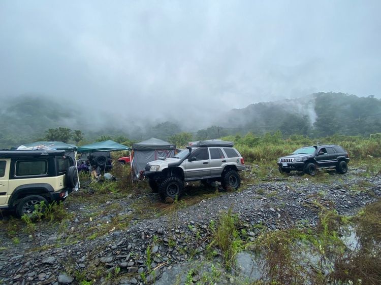 受困17車43人已先行後撤至高點避難。翻攝畫面