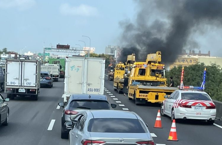 火燒車事故成中山高北上彰化車流壅塞。民眾提供