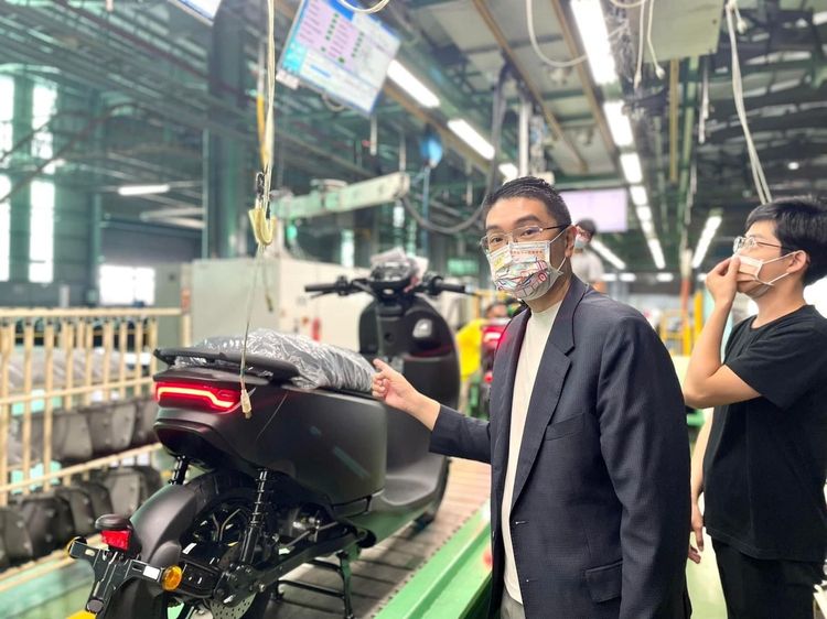 謝國樑到台灣製造電動機車的廠商拜訪。謝國樑提供