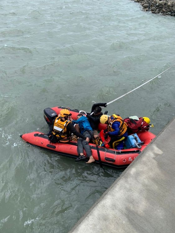 消防員以救生艇救起落海老伯。民眾提供