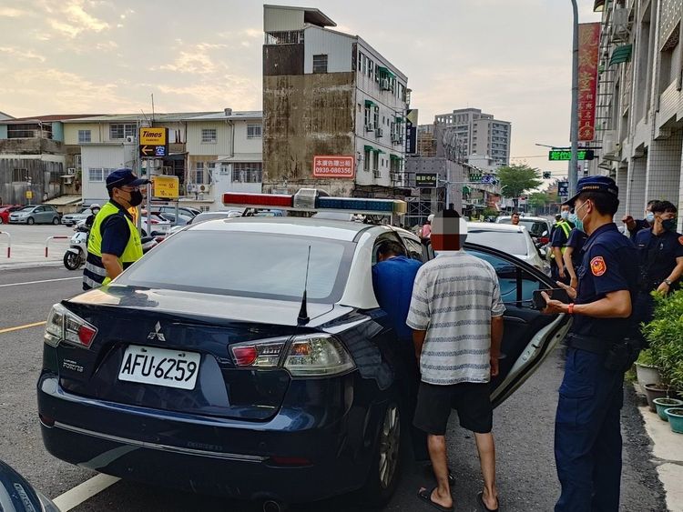 警方將林姓負責人與賭客全帶回警局。警方提供