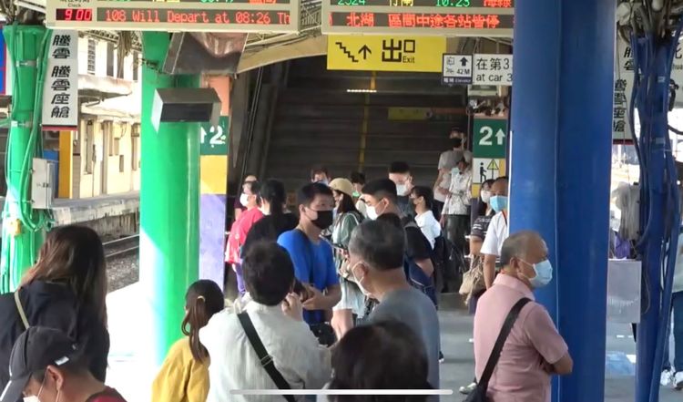 台鐵大村段號誌異常，造成多個車次區間車誤點。孫英哲攝