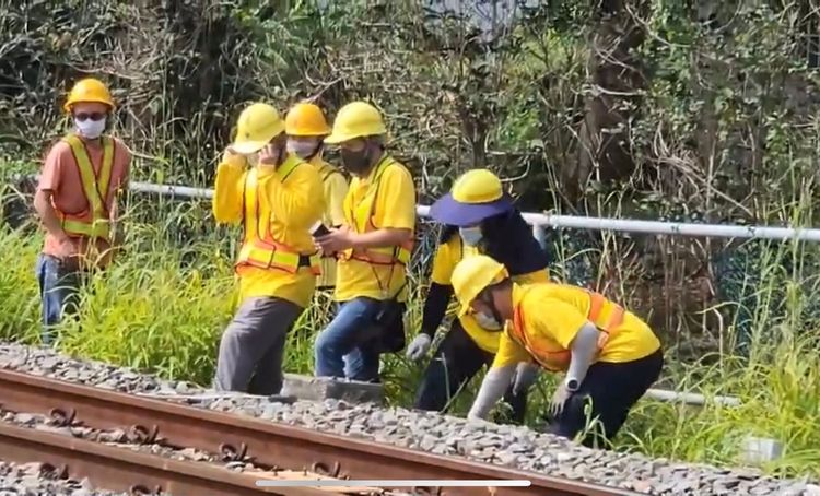 台鐵工程人員已在大村鄉異常路段檢修中。孫英哲攝