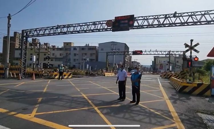 大村鄉中正西路平交道故障，鄉長游盛(左)提醒民眾改道。孫英哲攝