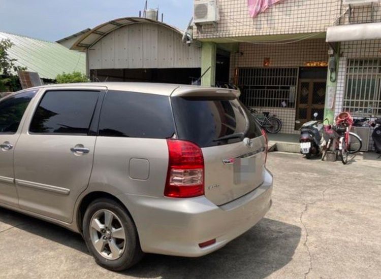 隔壁楊男持空氣槍射擊楊男車尾門洩恨。民眾提供