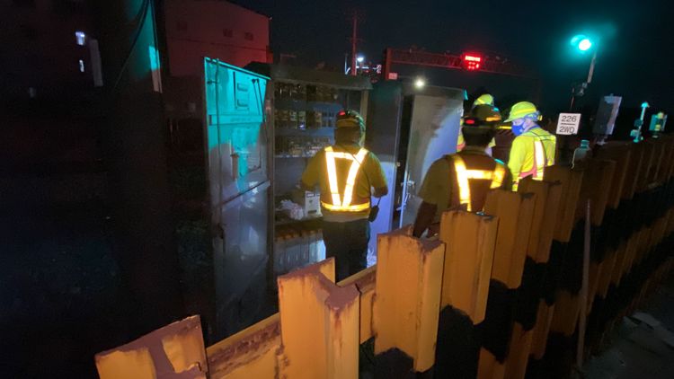 工程人員徹夜搶修。孫英哲攝