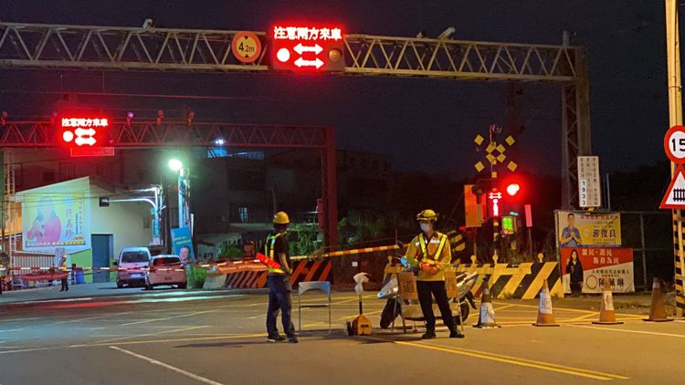工程人員徹夜在彰化縣大村鄉中正西路平交道管制通行。孫英哲攝
