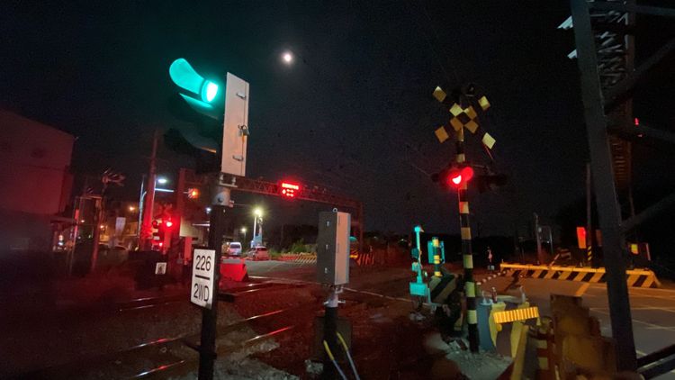 台鐵工程人員表示，抬頭就可看到一輪明月。孫英哲攝