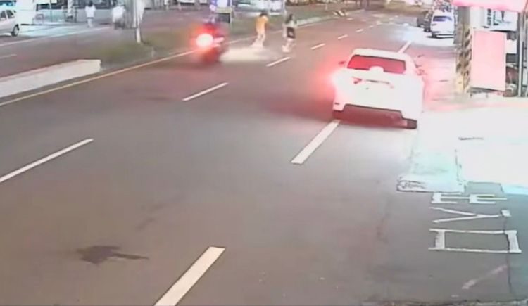 兩名小女孩橫越馬路時正好有機車行經。民眾提供