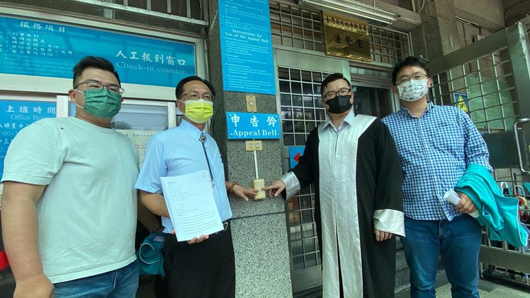 彰化市長林世賢(左二)今天與委任律師及市民代表到彰檢提告。孫英哲攝