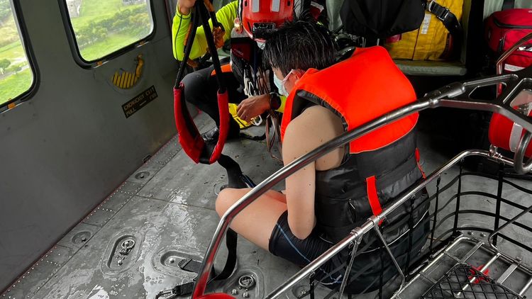 落海漂流失聯2小時的男大生獲救後送醫。空勤救難隊提供