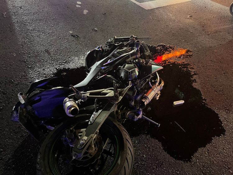 重機嚴重毀損。翻攝畫面