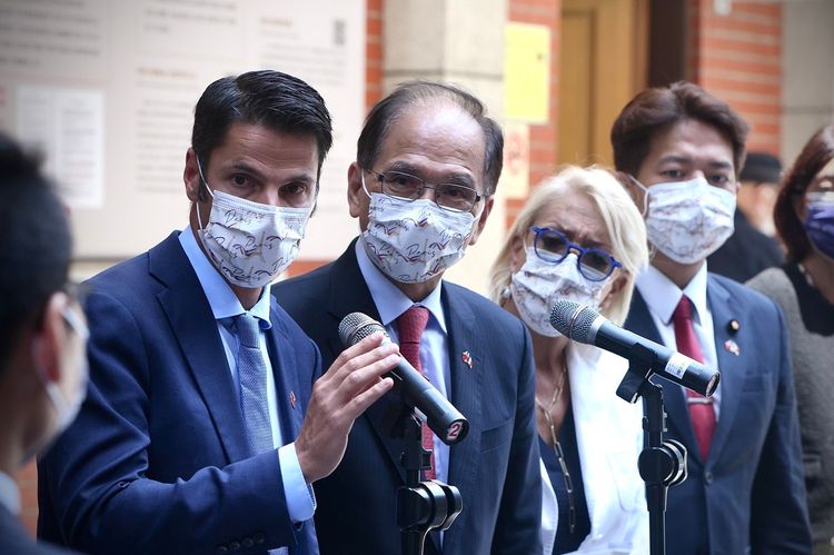 游錫堃及貝勒發會後接受媒體聯訪。林林攝