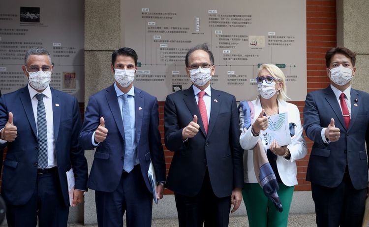 （左起）參議員樂維（Pierre-Antoine Levi）、歐洲事務委員會副主席貝勒發 （Cyril Pellevat）、院長游錫堃、參議員德維莎（Brigitte Devésa）、立委邱臣遠。林林攝