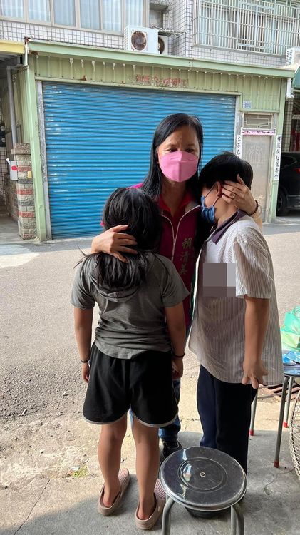 近來天氣炎熱，小兄妹因家裡斷水斷電而無法洗澡。賴清美提供