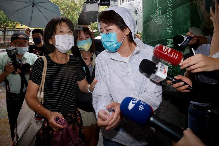 黃珊珊今「巧遇」前來市場買菜的陳佩琪。林林攝