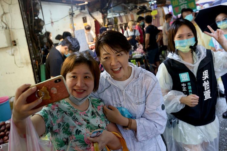 民眾熱情邀請黃珊珊一起自拍。林林攝