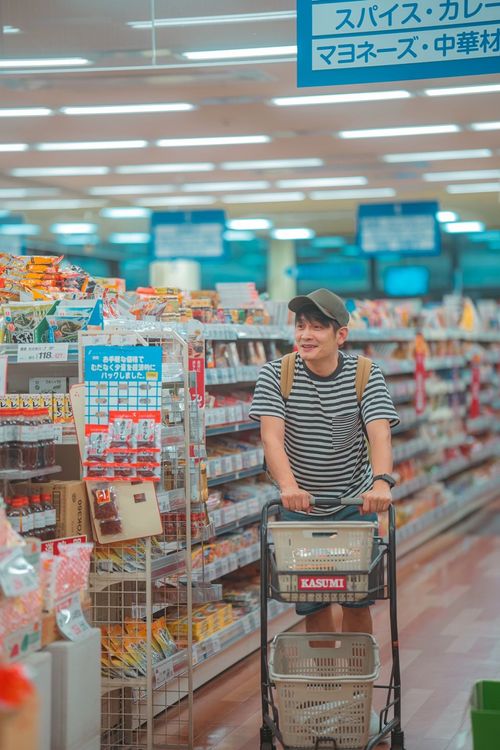 羅文裕在日本大買特買。大賞門文化提供